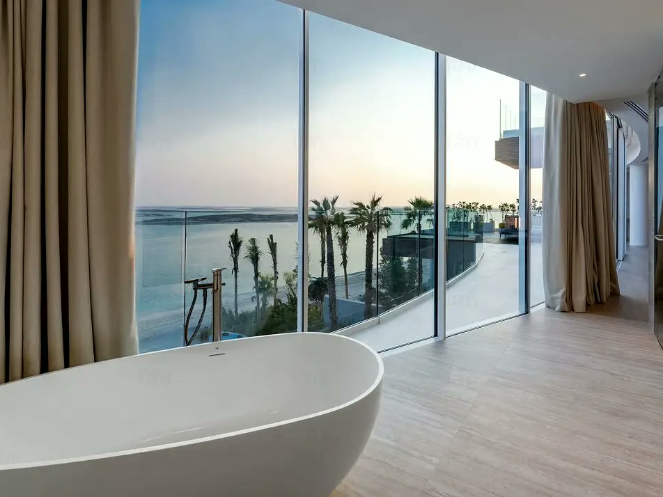 Zuhha bathroom with water view